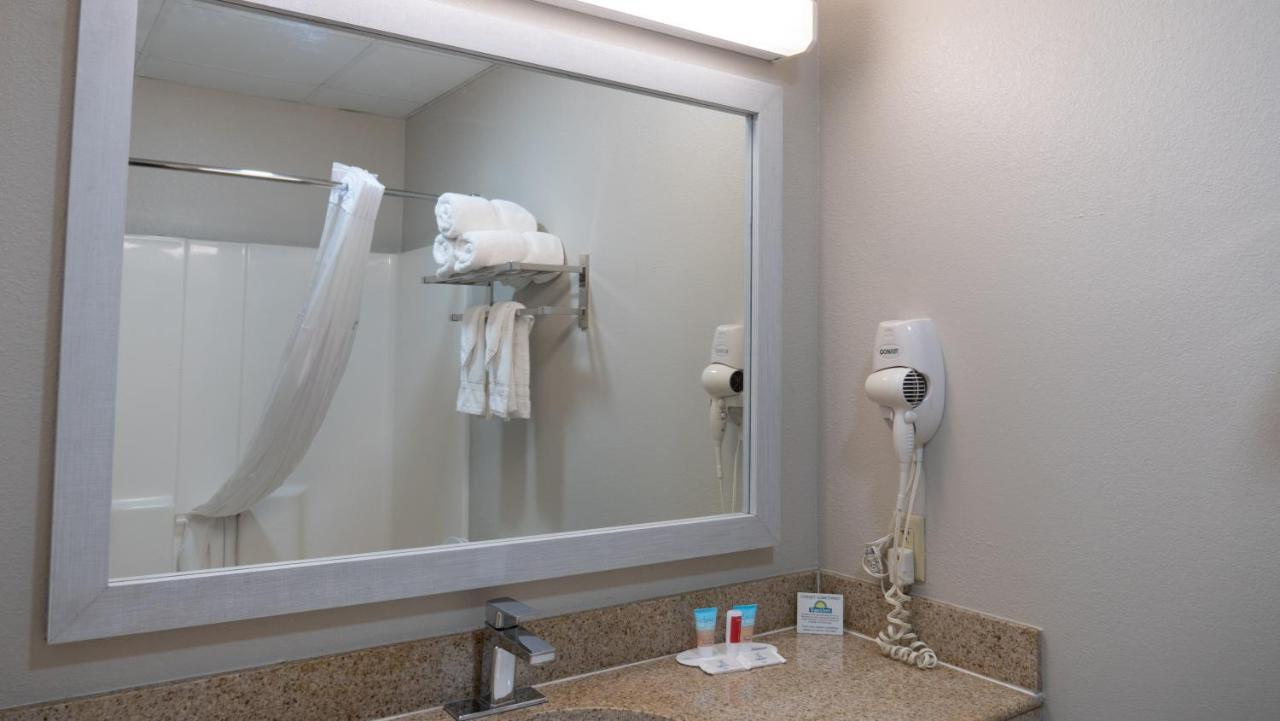 Days Inn & Suites By Wyndham Savannah North I-95 Port Wentworth Eksteriør bilde