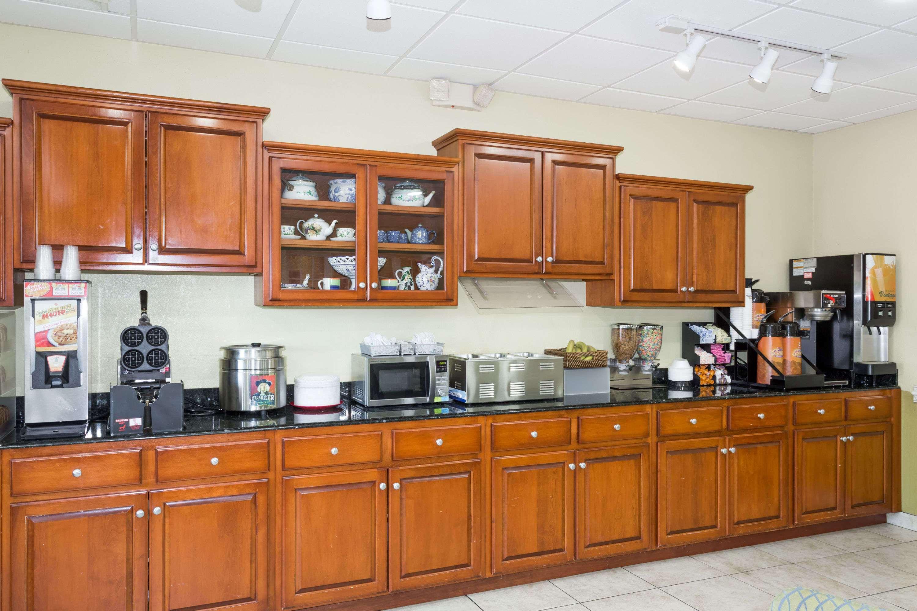 Days Inn & Suites By Wyndham Savannah North I-95 Port Wentworth Eksteriør bilde