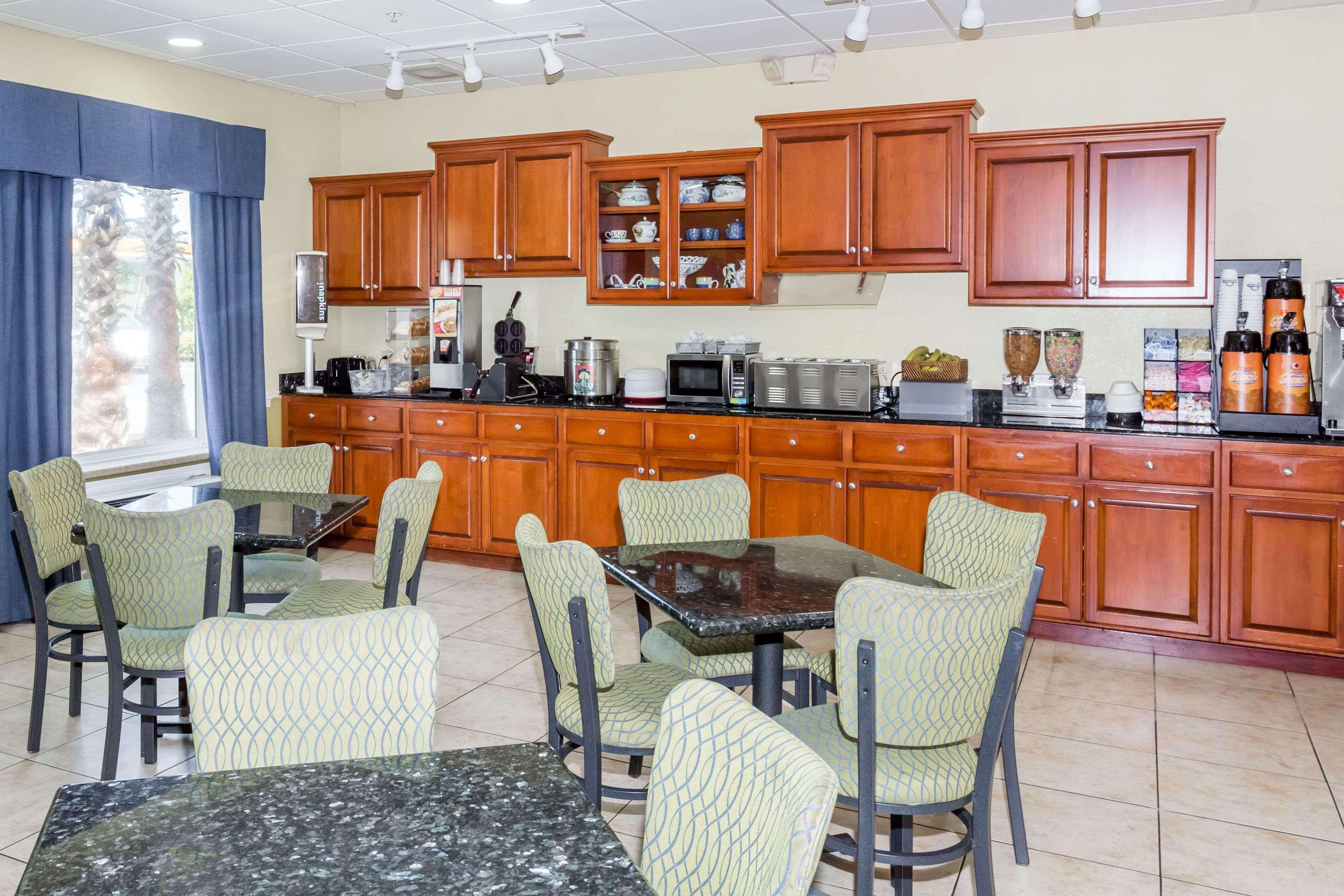 Days Inn & Suites By Wyndham Savannah North I-95 Port Wentworth Eksteriør bilde